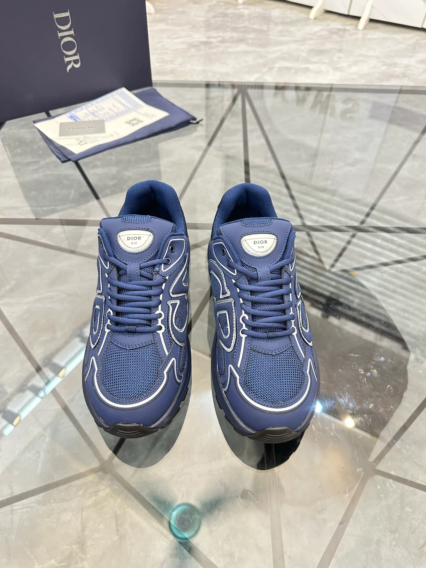 Men's shoes: 💰P400¥ Available in Guangzhou Product trademark: Dior* "Dior*" low-top casual shoes Regular size: 35-46 (can be customized to 47) Couple style Product materials: Upper imported cowhide stitched with original fabric, breathable lining, ultra-light foam original outsole. No.: 007
